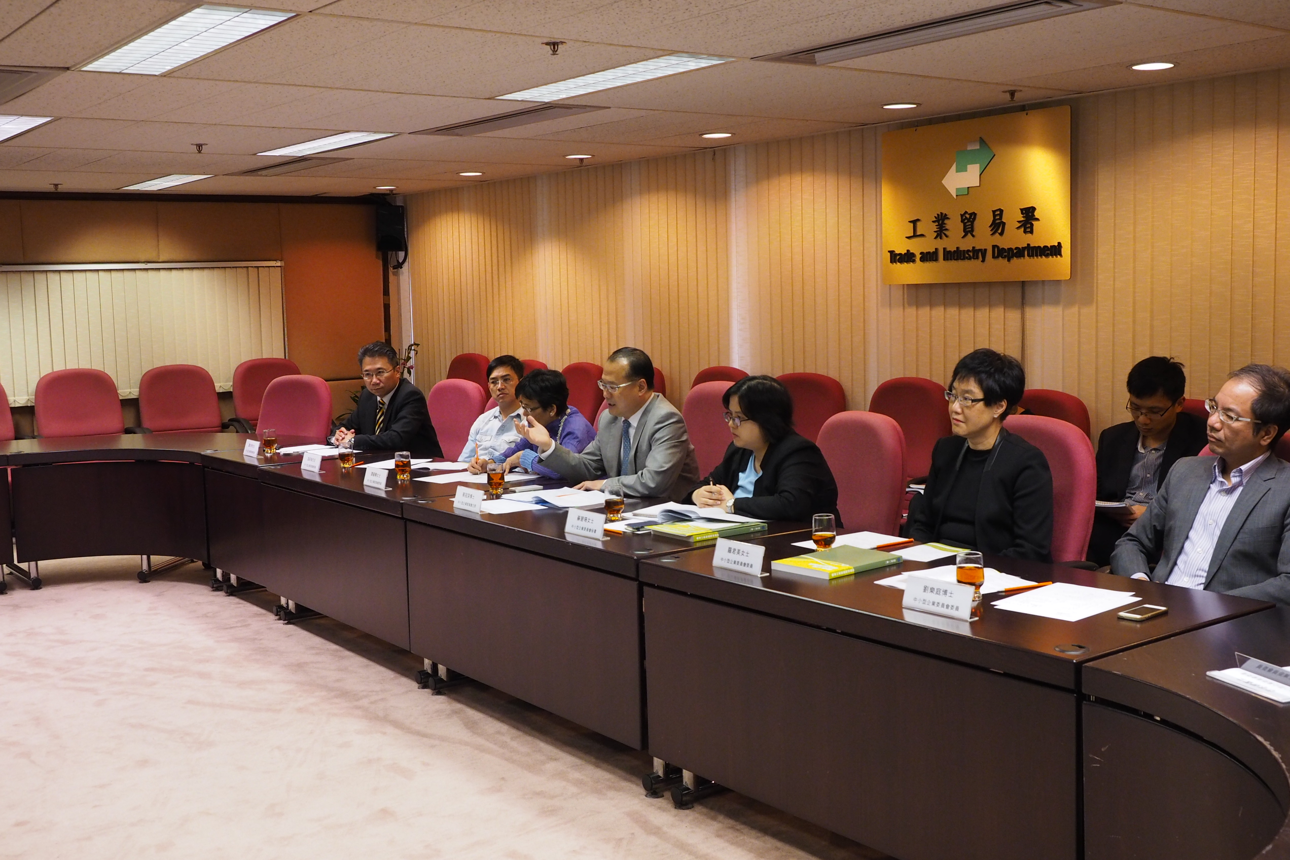 圖         片         2 : 中         小         型         企         業         委         員         會         於         2014 年         5 月         2 日         與         中         小         企         業         組         織         代         表         會         面         ，         就         標         準         工         時         政         策         交         流         意         見         。        