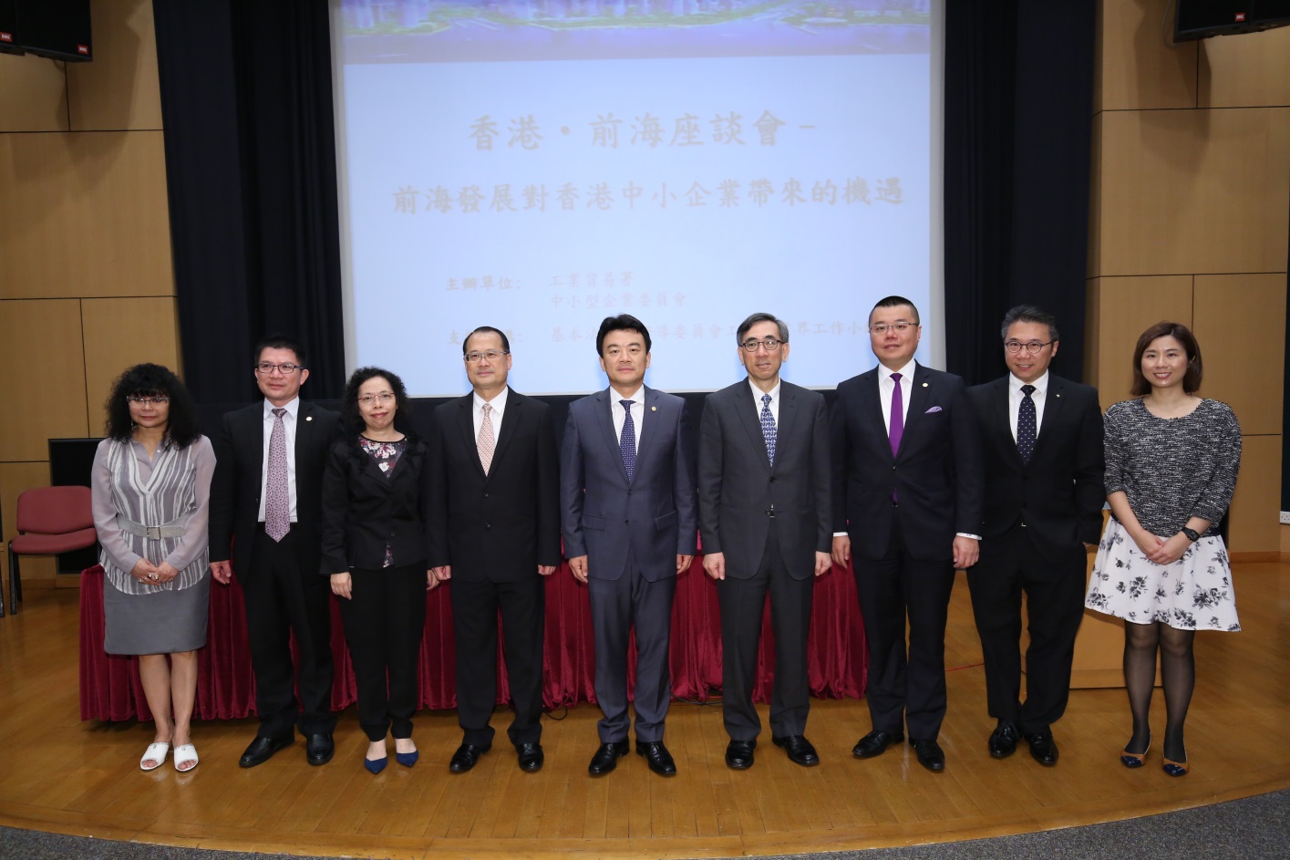 Photo 10 : The Small and Medium Enterprises Committee (SMEC) conducted the "Hong Kong – Qianhai Seminar on the Opportunities to Hong Kong Small and Medium Enterprises brought by the Development of Qianhai" on 28 April 2015.  At the Seminar, the Director-General of the Authority of Qianhai Shenzhen-Hong Kong Modern Service Industry Cooperation Zone of Shenzhen, Mr. Zhang Bei, and other representatives introduced the investment policies and preferential treatment of Qianhai, things to note for investing in Qianhai, as well as the Qianhai Shenzhen-Hong Kong Youth Innovation and Entrepreneur Hub, to over 100 representatives from around 40 local SME organisations, major business associations, trade and industrial organisations and professional bodies.