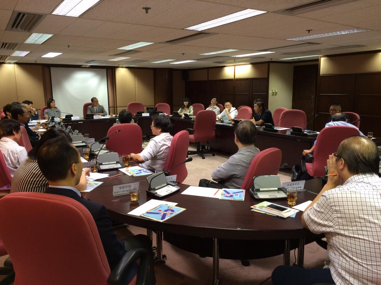 Photo 13 : The Small and Medium Enterprises Committee met with local SME organisations on 16 July 2015 to exchange views on the support required by Hong Kong SMEs in developing e-Commerce and applications of Information Technology. A written summary (Chinese only) on the discussion was then passed to respective Government Bureaux/ Departments for reference.