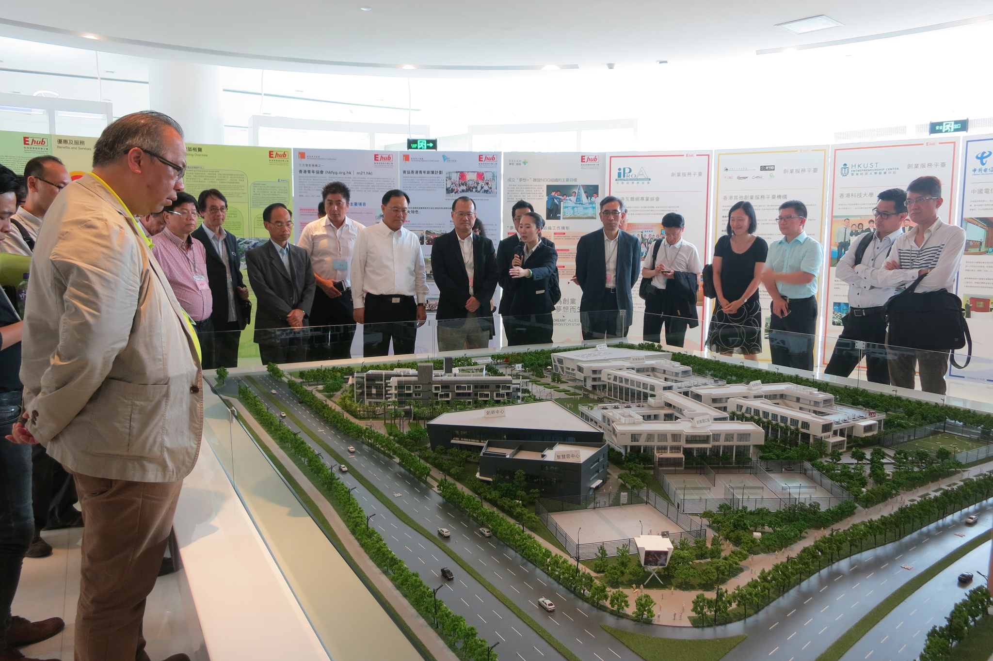 Photo 15 : The Small and Medium Enterprises Committee (SMEC) and the Guangdong Economic and Trade Office (GDETO) co-organised a Delegation visit to the "Qianhai Shenzhen-Hong Kong Modern Service Industry Cooperation Zone", and "Shekou Area of Shenzhen of the China (Guangdong) Pilot Free Trade Zone" on 7 September 2015.  The Delegation was led by the SMEC Chairman Dr Johnathan CHOI, Director-General of Trade and Industry, and Director of GDETO.  There were over 50 participants coming from the SMEC, major Hong Kong Chambers of Commerce and SME associations.  The Delegation was received by the Qianhai Authority and the authority of the "Shekou Area of Shenzhen of the China (Guangdong) Pilot Free Trade Zone".  It visited the Qianhai Exhibition Hall, Qianhai Enterprise Dream Park and the Shekou Network Valley.  Participants also had an exchange with representatives of the Qianhai Authority to understand the latest development and business opportunities of Qianhai, and experiences of Hong Kong enterprises in developing these businesses in Qianhai.