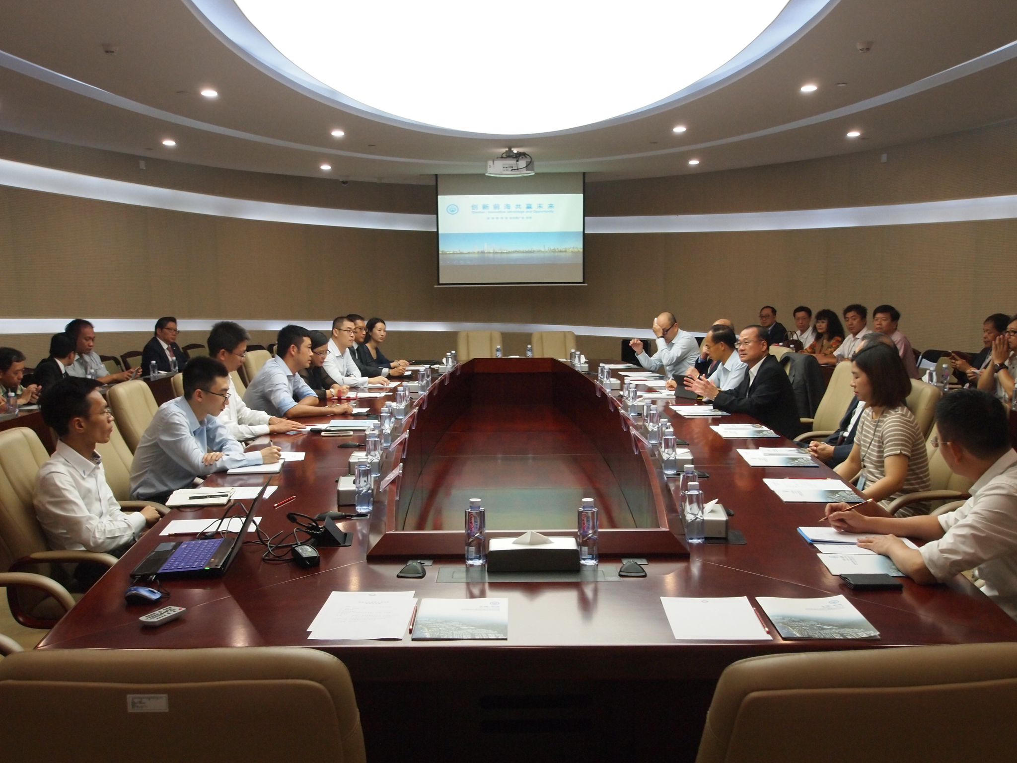 Photo 16 : The Small and Medium Enterprises Committee (SMEC) and the Guangdong Economic and Trade Office (GDETO) co-organised a Delegation visit to the "Qianhai Shenzhen-Hong Kong Modern Service Industry Cooperation Zone", and "Shekou Area of Shenzhen of the China (Guangdong) Pilot Free Trade Zone" on 7 September 2015.  The Delegation was led by the SMEC Chairman Dr Johnathan CHOI, Director-General of Trade and Industry, and Director of GDETO.  There were over 50 participants coming from the SMEC, major Hong Kong Chambers of Commerce and SME associations.  The Delegation was received by the Qianhai Authority and the authority of the "Shekou Area of Shenzhen of the China (Guangdong) Pilot Free Trade Zone".  It visited the Qianhai Exhibition Hall, Qianhai Enterprise Dream Park and the Shekou Network Valley.  Participants also had an exchange with representatives of the Qianhai Authority to understand the latest development and business opportunities of Qianhai, and experiences of Hong Kong enterprises in developing these businesses in Qianhai.