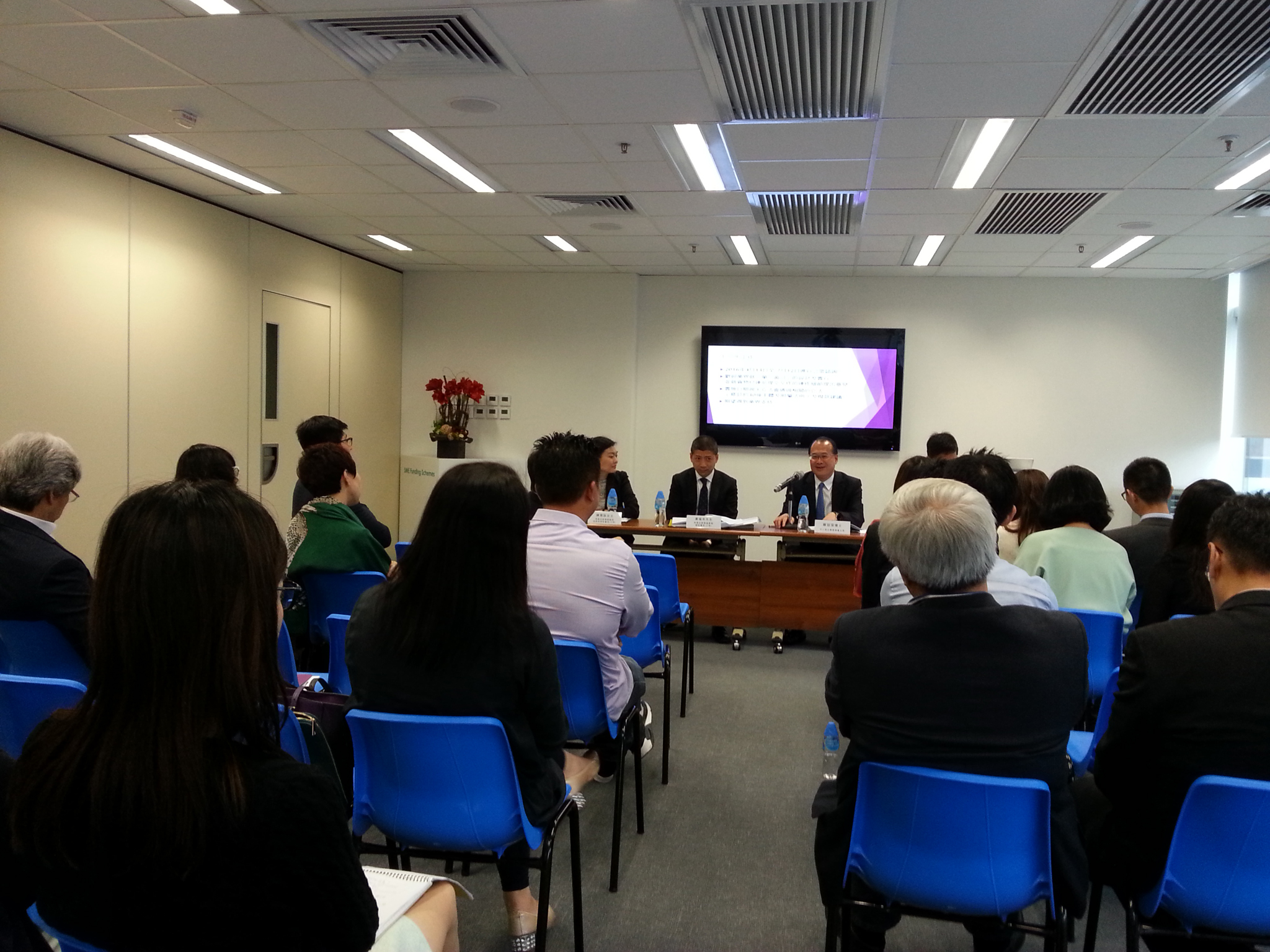 Photo17 : The Small and Medium Enterprises Committee met with local SME associations on 20 May 2016 to exchange views on "The development of a Trade Single Window in Hong Kong".  Representatives from Commerce and Economic Development Bureau and Customs and Excise Department were invited to introduce the plan.  A written summary (Chinese only) on the discussion was then passed to relevant Government Bureaux/ Departments for reference.