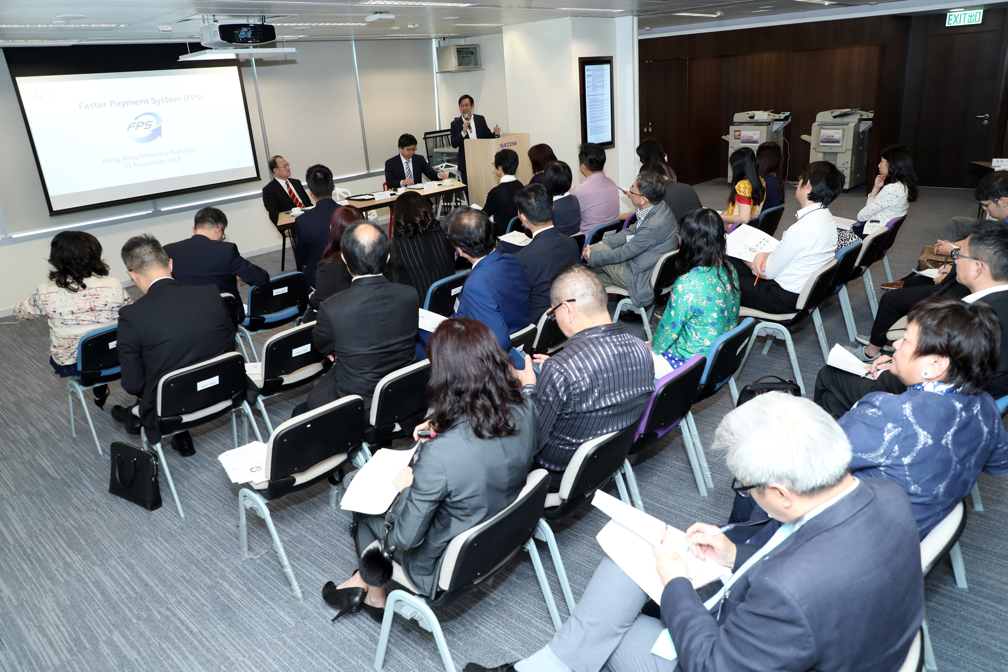 Photo25 : The Small and Medium Enterprises Committee met with local SME associations on 21 November 2018 to exchange views on the latest Fintech development in Hong Kong.  Representatives from the Hong Kong Monetary Authority were invited to introduce the recently launched Fintech initiatives, including Faster Payment System, Virtual Banking and Common QR Code.