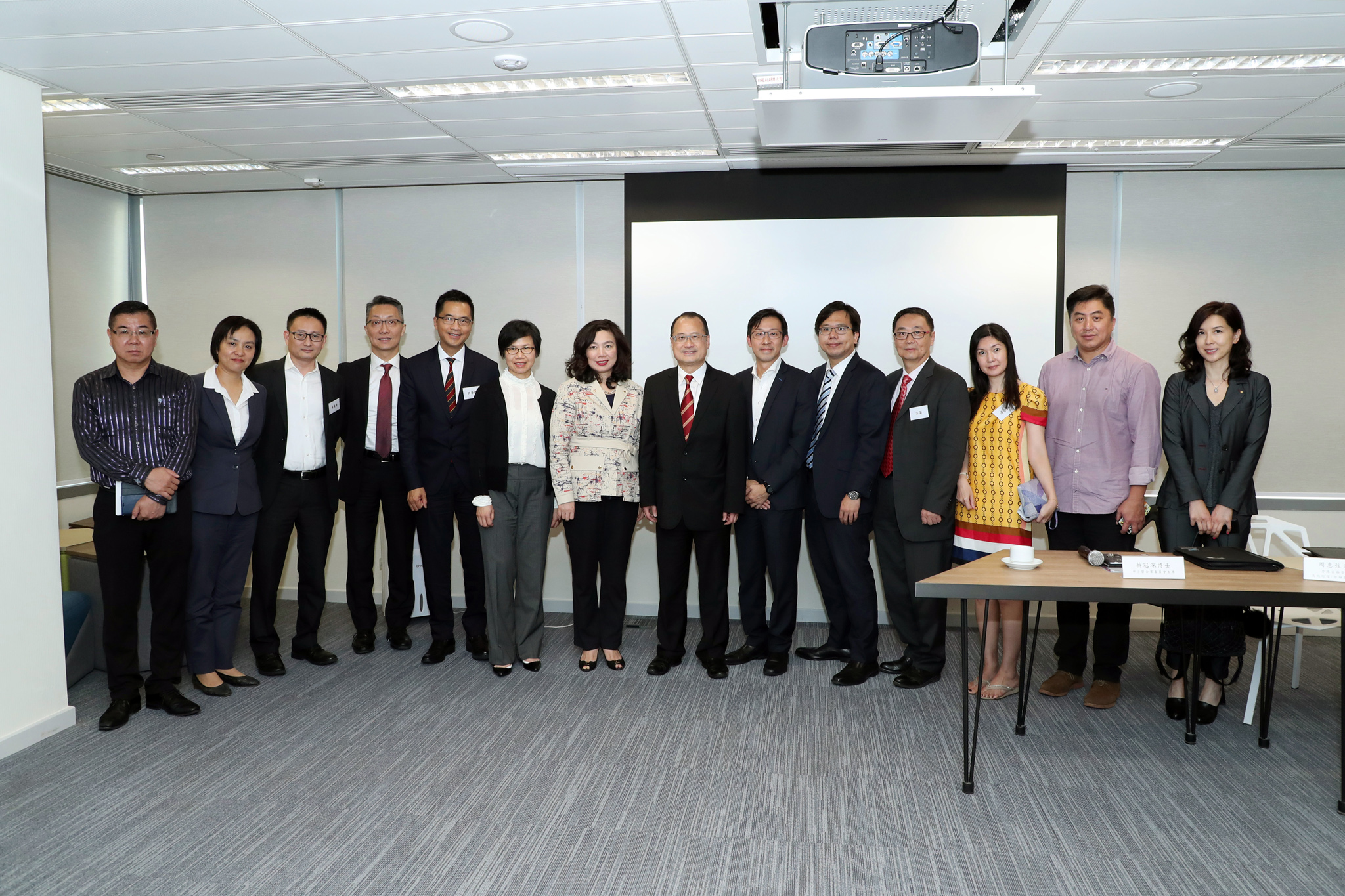 圖   片   26 : 中 小 型 企 業 委 員 會 於 2018 年 11 月 21 日 與 中 小 企 業 組 織 會 面 ， 就 香 港 最 新 的 金 融 科 技 發 展 交 流 意 見 ， 並 邀 請 香 港 金 融 管 理 局 代 表 介 紹 最 新 推 出 的 金 融 科 技 措 施 ， 包 括 「 轉 數 快 」 、 「 虛 擬 銀 行 」 和 「 共 用 二 維 碼 」 。 