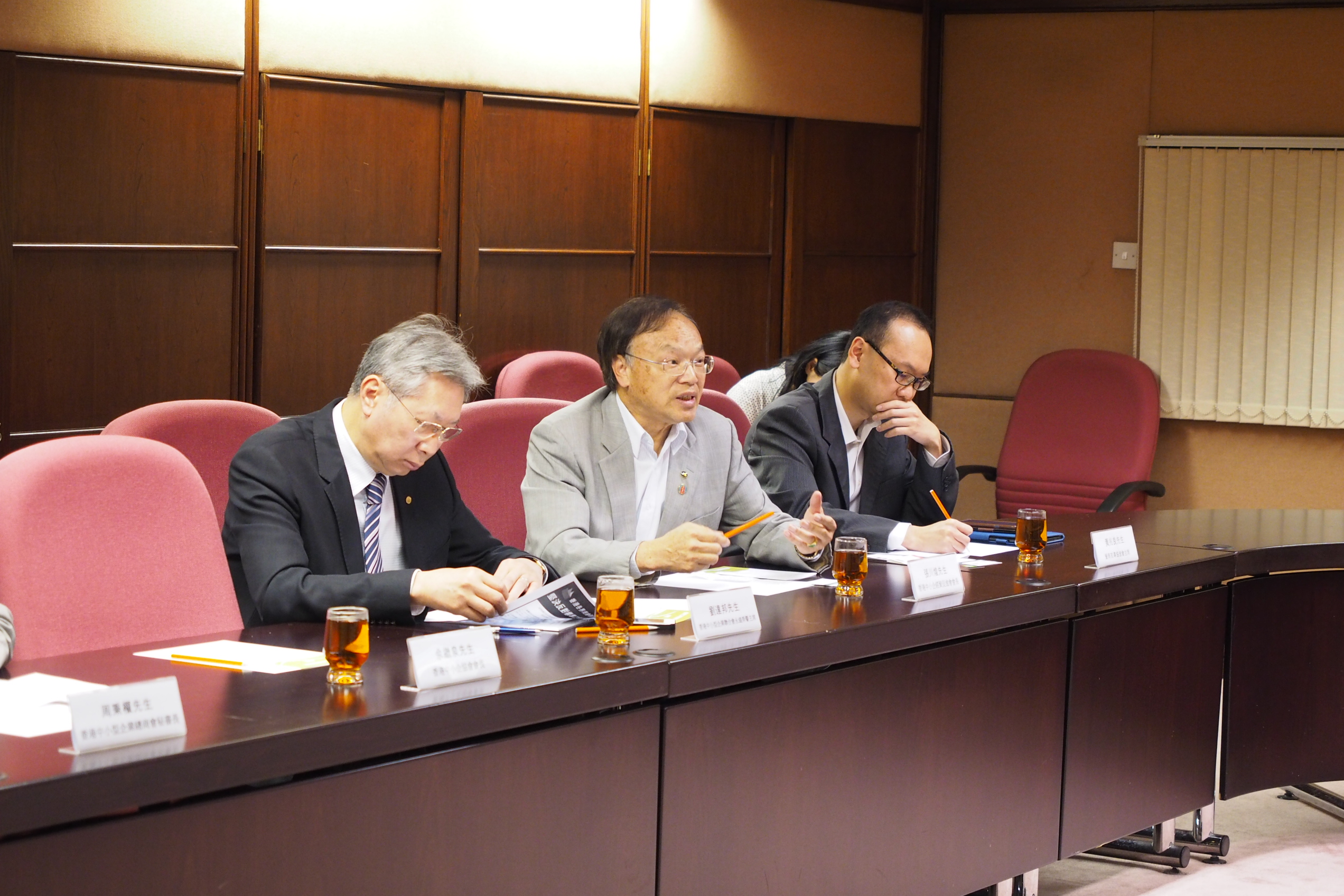 Photo 3: The Small and Medium Enterprises Committee met with local SME organisations on 2 May 2014 to exchange views on standard working hours. A written summary (Chinese only) reflecting the views of local SMEs on standard working hours was then passed to the Standard Working Hours Committee for reference.
