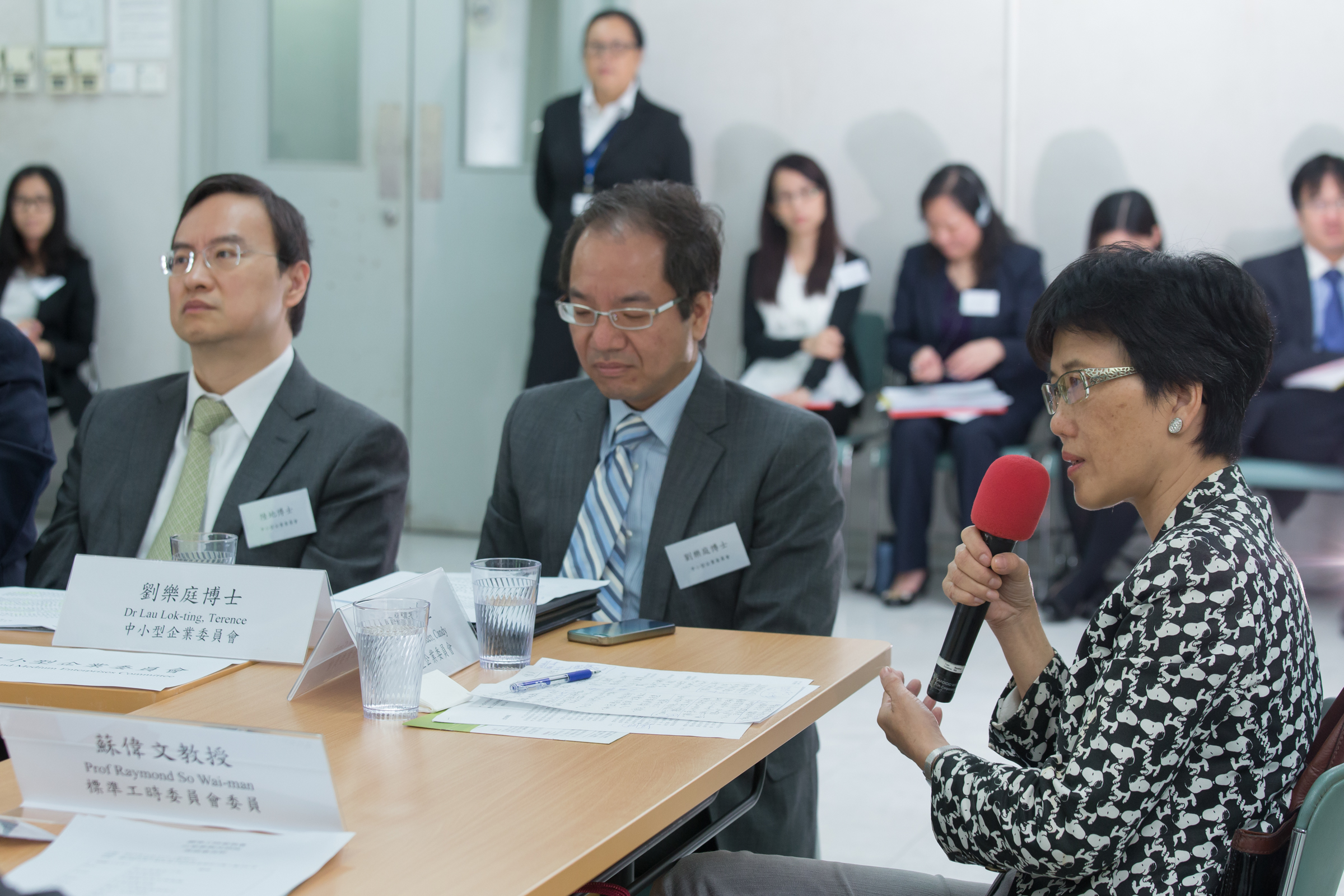 圖         片         5 : 中        小        型        企        業        委        員        會        委        員        於        2014 年        5 月        15 日        出        席        諮        詢        座        談        會        ，        向        標        準        工        時        委        員        會        反        映        中        小        企        業        對        訂        立        標        準        工        時        的        意        見        。       