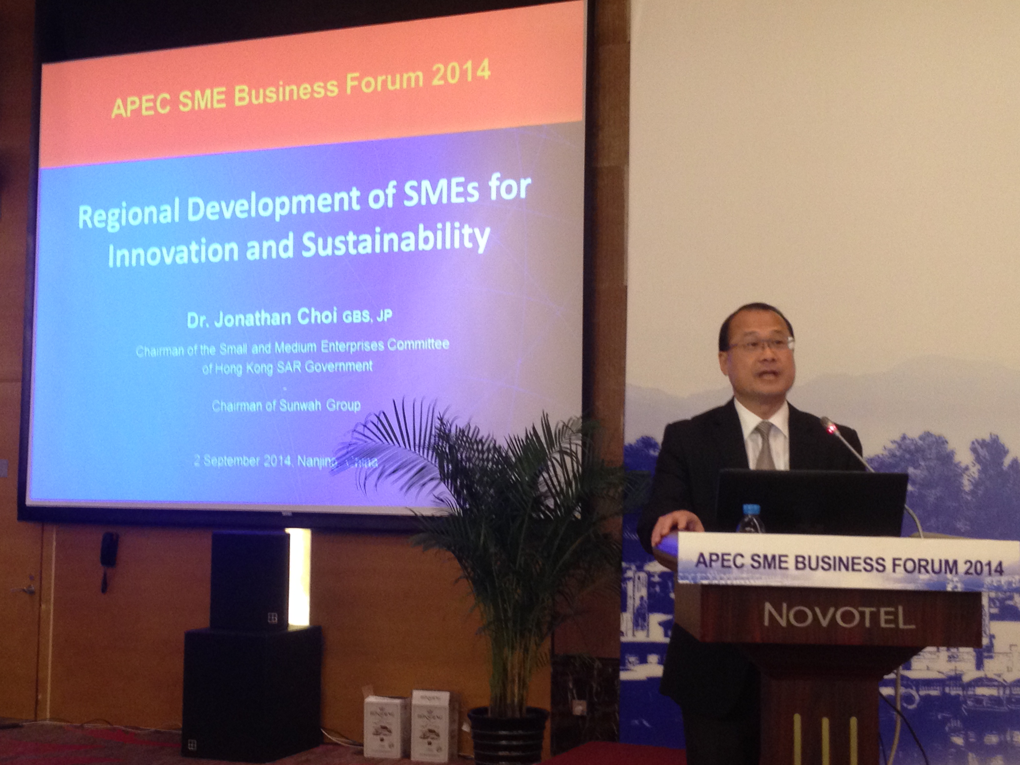 Photo 7 : Dr Jonathan Choi Koon-shum, GBS, JP, Chairman of the Small and Medium Enterprises Committee, attended the APEC SME Business Forum 2014 held in Nanjing on 2 September 2014 as a keynote speaker.