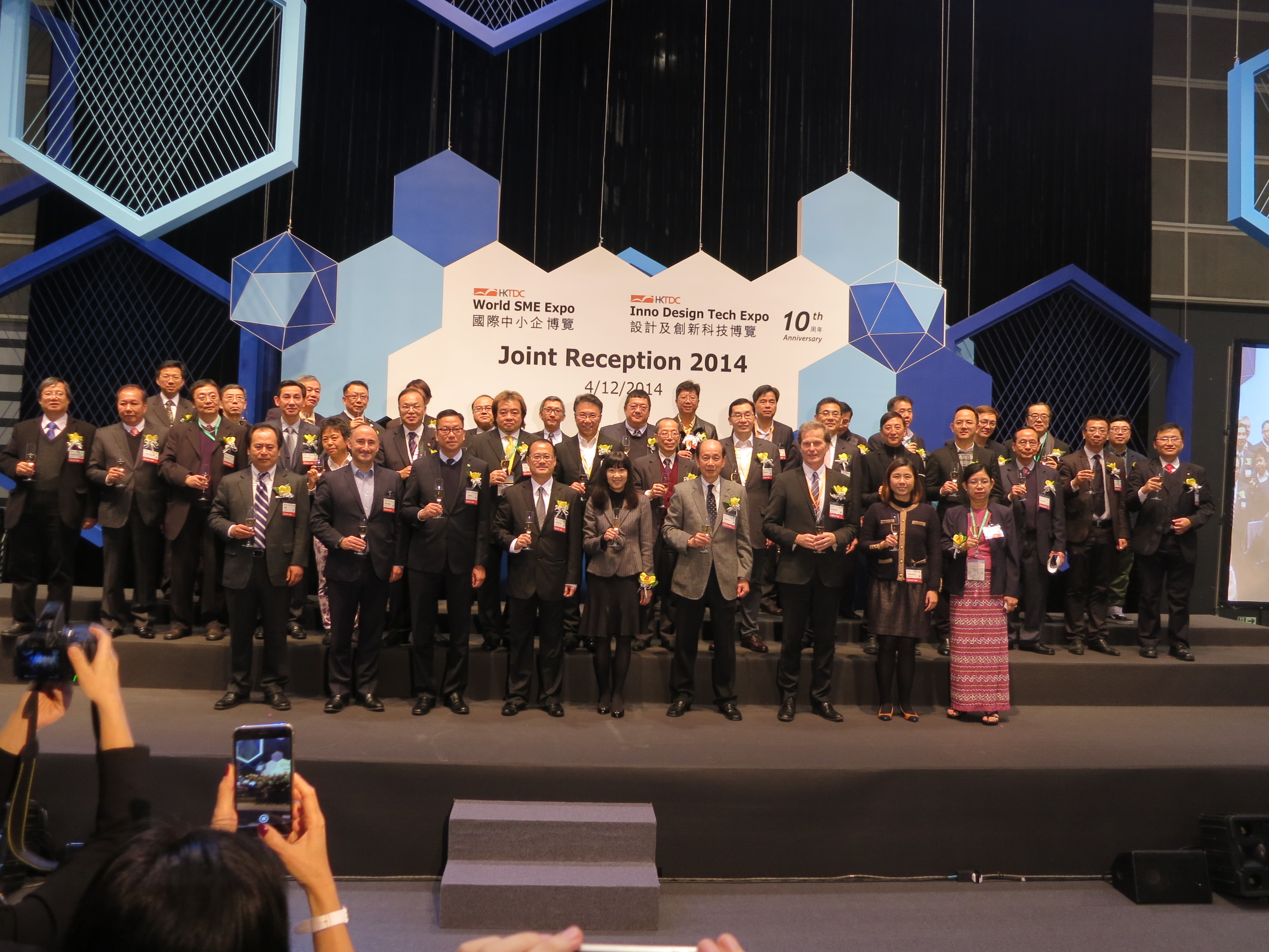 Photo 9 : Dr Jonathan Choi Koon-shum, GBS, JP, Chairman of the Small and Medium Enterprises Committee, attended the Joint Reception for World SME Expo and Inno Design Tech Expo 10th Anniversary held in Hong Kong Convention and Exhibition Centre on 4 December 2014 as Guest of Honour.