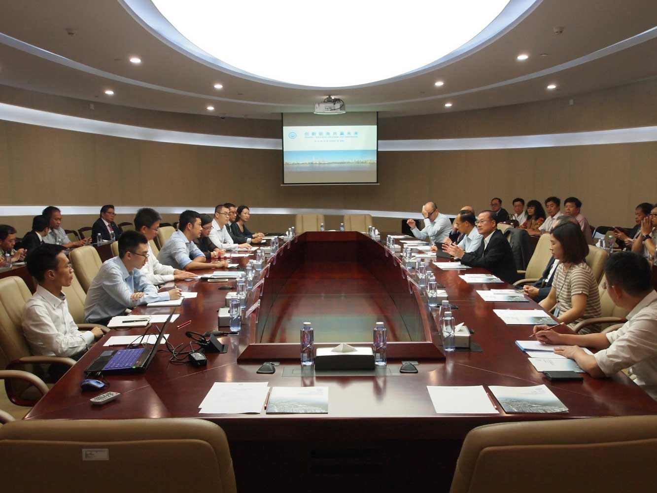 圖片16:中小型企業委員會與香港駐粵經濟貿易辦事處於2015年9月7日合辦「前海深港現代服務業合作區考察團」，到前海及蛇口自貿區視察。考察團由中小型企業委員會主席蔡冠深博士、工業貿易署署長及駐粵經濟貿易辦事處主任率領，一行共五十多人。參加者分別來自中小型企業委員會、香港主要商會及中小企業組織。是次考察獲前海管理局及蛇口自貿區的內地單位接待，參觀了前海展示廳、前海深港青年夢工場及蛇口網谷，參加者亦與前海管理局代表進行交流，了解當地的最新發展和商機，及已入駐前海的香港企業在前海發展的經驗。