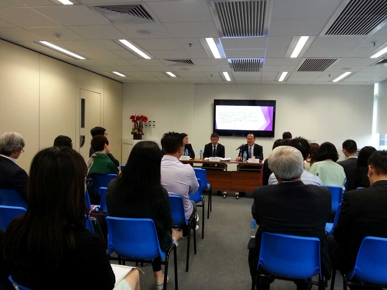 圖片17:中小型企業委員會於2016年5月20日舉辦了專題會議，就政府「發展香港貿易單一窗口」與中小企業組織交流，並邀請負責推行有關計劃的商務及經濟發展局和香港海關代表介紹計劃。中小型企業委員會其後把會議的意見撮要提交政府有關部門參考。