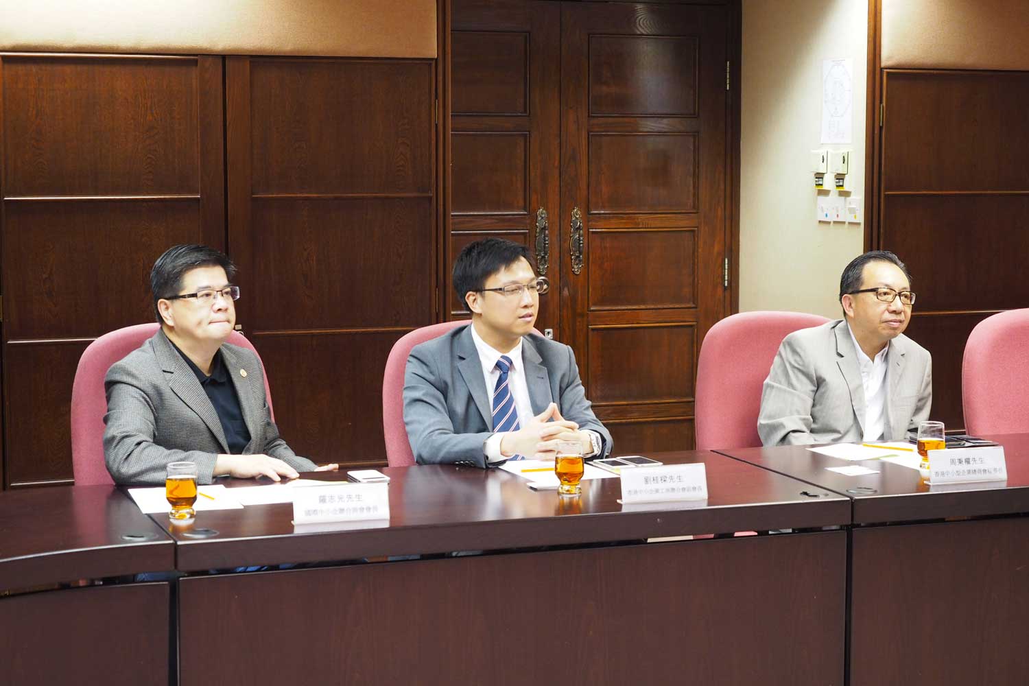 圖片1:中小型企業委員會於2014年5月2日與中小企業組織代表會面，就標準工時政策交流意見。