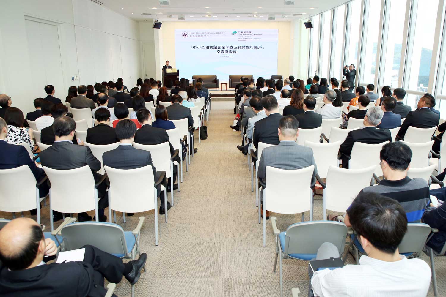 圖片20:中小型企業委員會於2017年6月23日與香港金融管理局合辦「中小企和初創企業開立及維持銀行賬戶」交流座談會。銀行代表於會上介紹開立及維持銀行戶口相關的實務情況、國際監管要求的變化，以及銀行採取的改善措施。座談會亦設有交流環節，讓銀行業界與參加者直接溝通。超過100多名來自39個香港主要商會、專業團體、中小企業組織、香港銀行公會以及20間銀行的代表參加是次交流座談會。如欲了解更多在香港開立及維持銀行戶口的資訊，請瀏覽香港金融管理局的專頁。