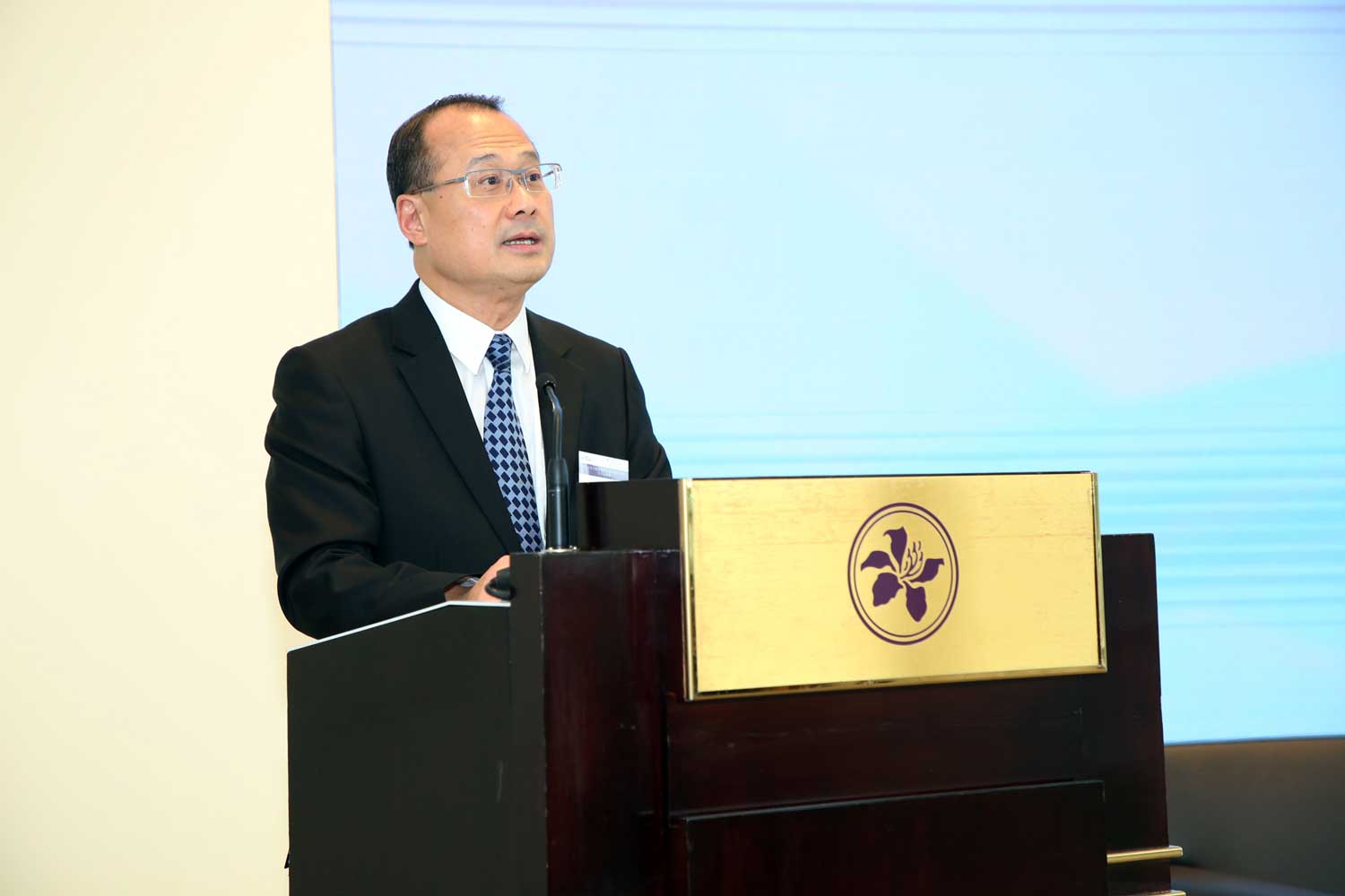 圖片21:中小型企業委員會於2017年6月23日與香港金融管理局合辦「中小企和初創企業開立及維持銀行賬戶」交流座談會。銀行代表於會上介紹開立及維持銀行戶口相關的實務情況、國際監管要求的變化，以及銀行採取的改善措施。座談會亦設有交流環節，讓銀行業界與參加者直接溝通。超過100多名來自39個香港主要商會、專業團體、中小企業組織、香港銀行公會以及20間銀行的代表參加是次交流座談會。如欲了解更多在香港開立及維持銀行戶口的資訊，請瀏覽香港金融管理局的專頁。