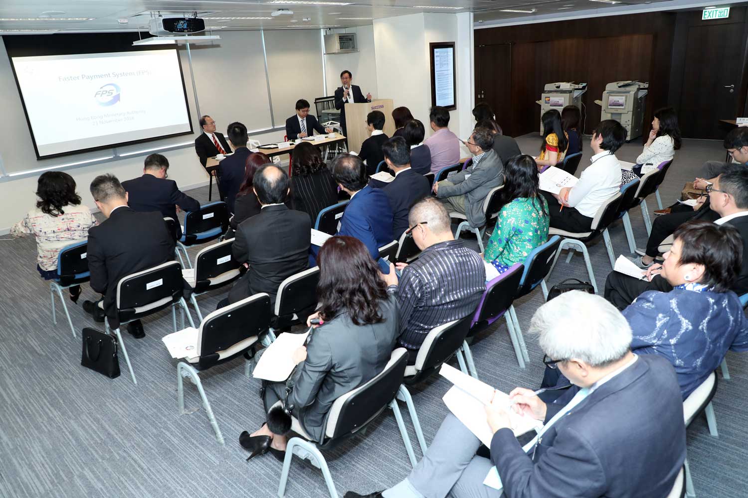 圖片25:中小型企業委員會於2018年11月21日與中小企業組織會面，就香港最新的金融科技發展交流意見，並邀請香港金融管理局代表介紹最新推出的金融科技措施，包括「轉數快」、「虛擬銀行」和「共用二維碼」。