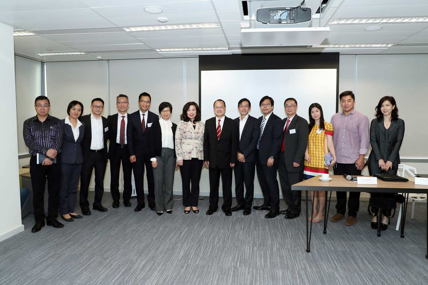 圖片26:中小型企業委員會於2018年11月21日與中小企業組織會面，就香港最新的金融科技發展交流意見，並邀請香港金融管理局代表介紹最新推出的金融科技措施，包括「轉數快」、「虛擬銀行」和「共用二維碼」。