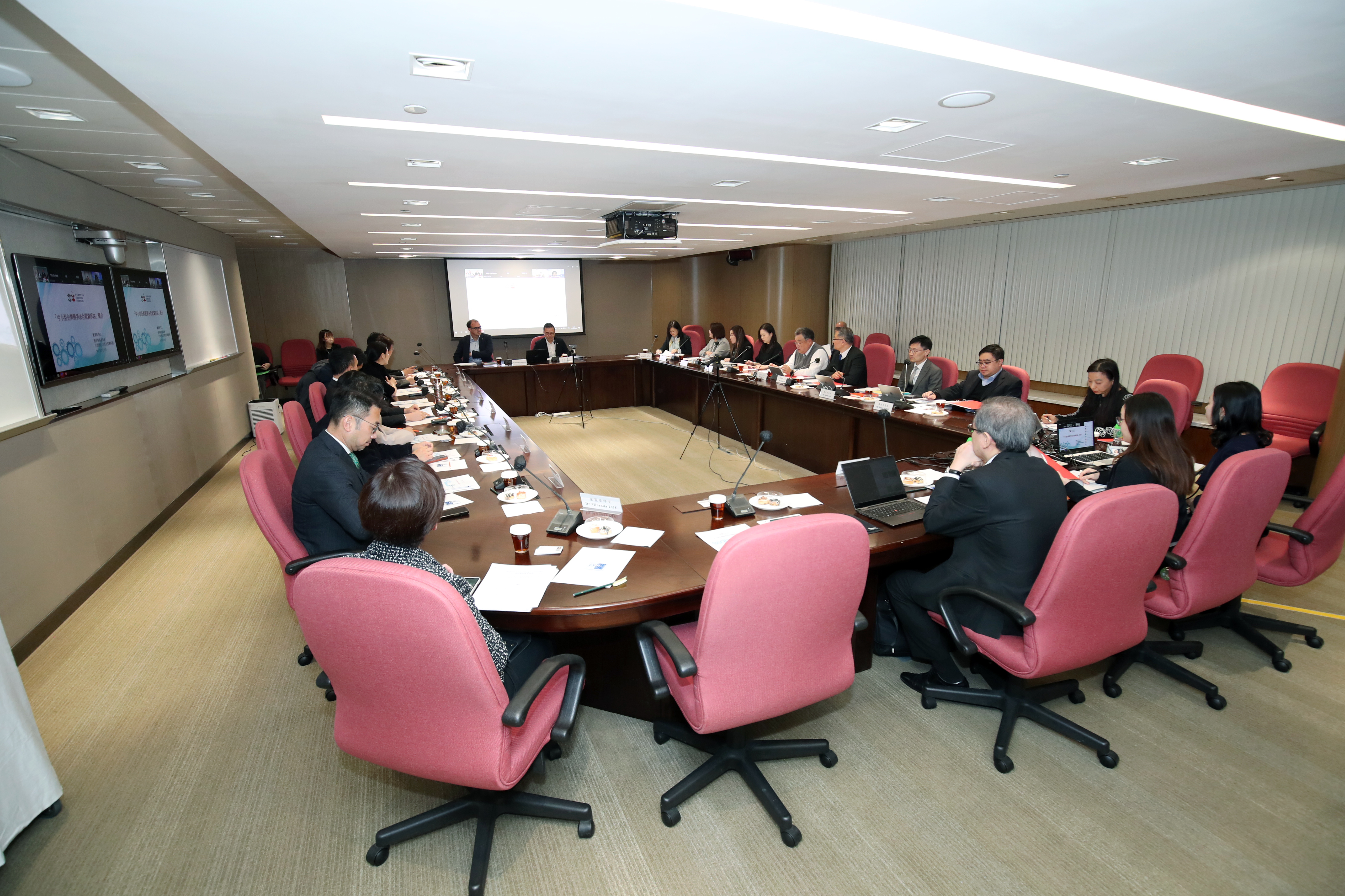 圖片32:中小型企業委員會定期舉行會議，就中小企相關問題交換意見；與中小企商會舉辦交流活動，以加強與中小企的溝通；並參與各項業界活動，收集中小企的意見。