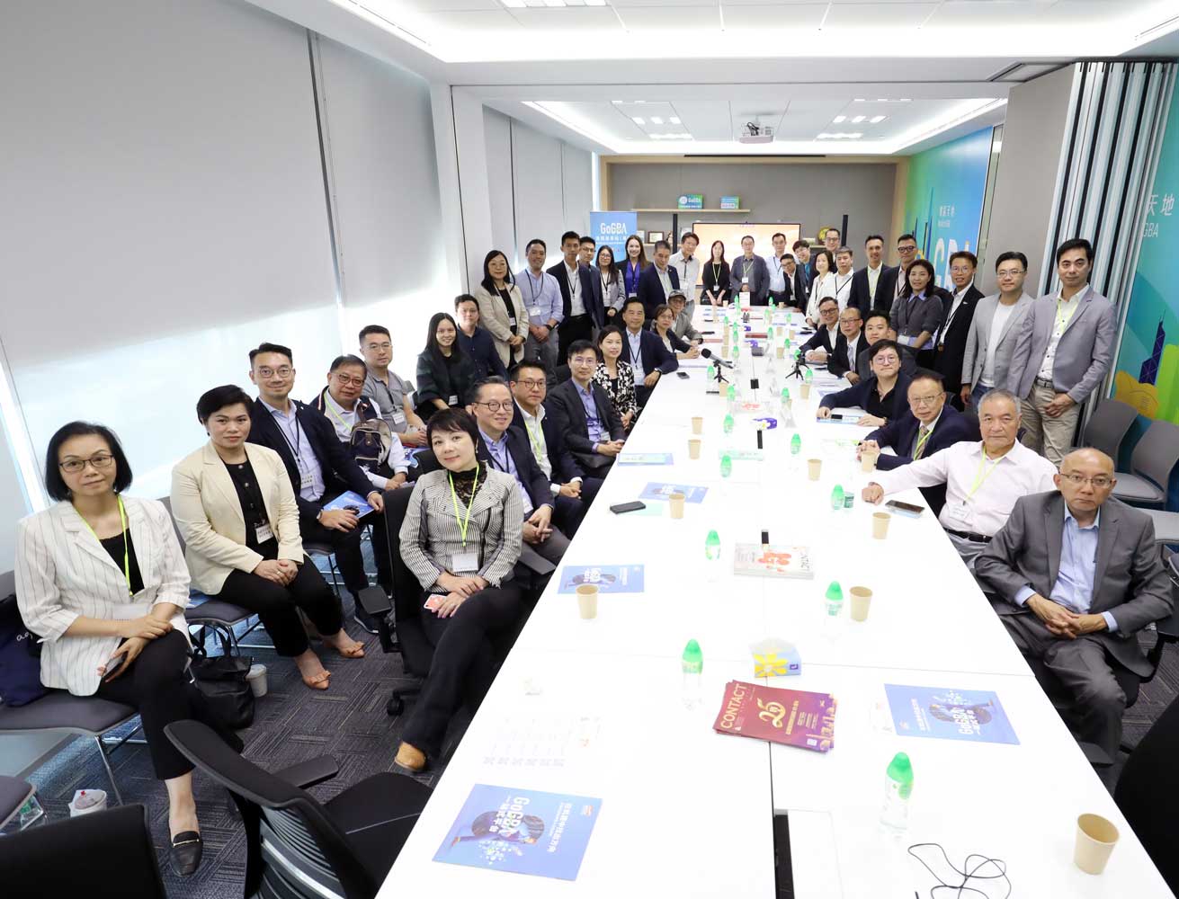 圖片36:中小型企業委員會與香港特別行政區政府駐深圳聯絡處於2023年11月1日舉辦深圳考察團，協助香港中小企業及工商界人士了解粵港澳大灣區，特別是前海的最新發展。考察團由中小型企業委員會主席許華傑及工業貿易署署長黃少珠率領，一行近六十人。參加者分別來自中小型企業委員會、工業貿易署轄下「發展品牌、升級轉型及拓展內銷市場的專項基金」計劃管理委員會、「工商機構支援基金」評審委員會、中小企業客戶聯絡小組、香港主要商會及中小企業組織。詳情請見新聞稿。