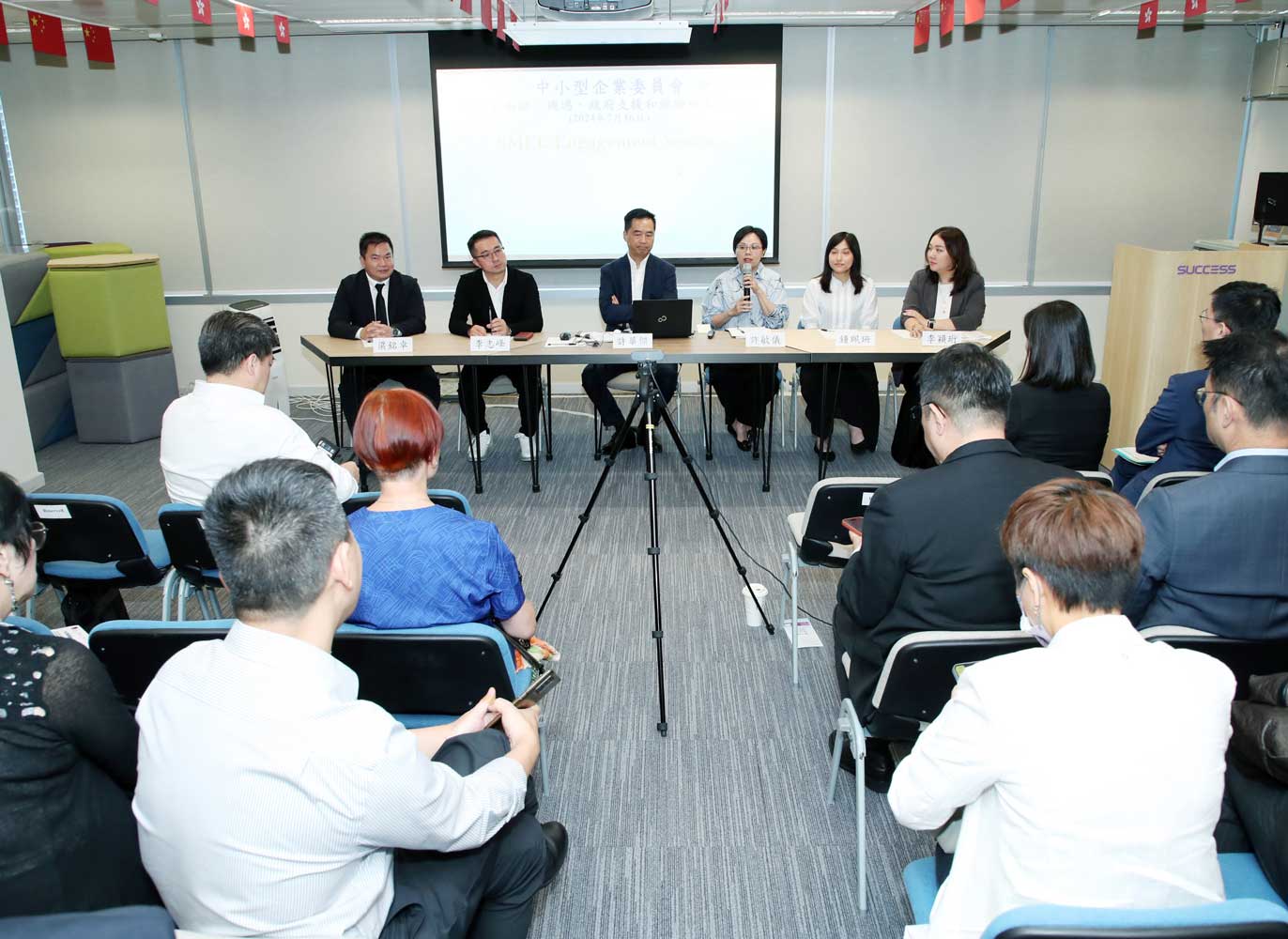中小型企業委員會於2024年7月16日舉辦「電商全面睇：機遇、政府支援和經驗分享座談會」，讓中小企業更了解香港企業發展電商業務的機遇及政府的相關支援，參加者包括香港主要商會及中小企業組織的代表。座談會上，香港貿易發展局、香港出口信用保險局及香港生產力促進局的代表介紹其支援電商的措施；兩位業界代表亦分享他們在內地市場發展電商的經驗。