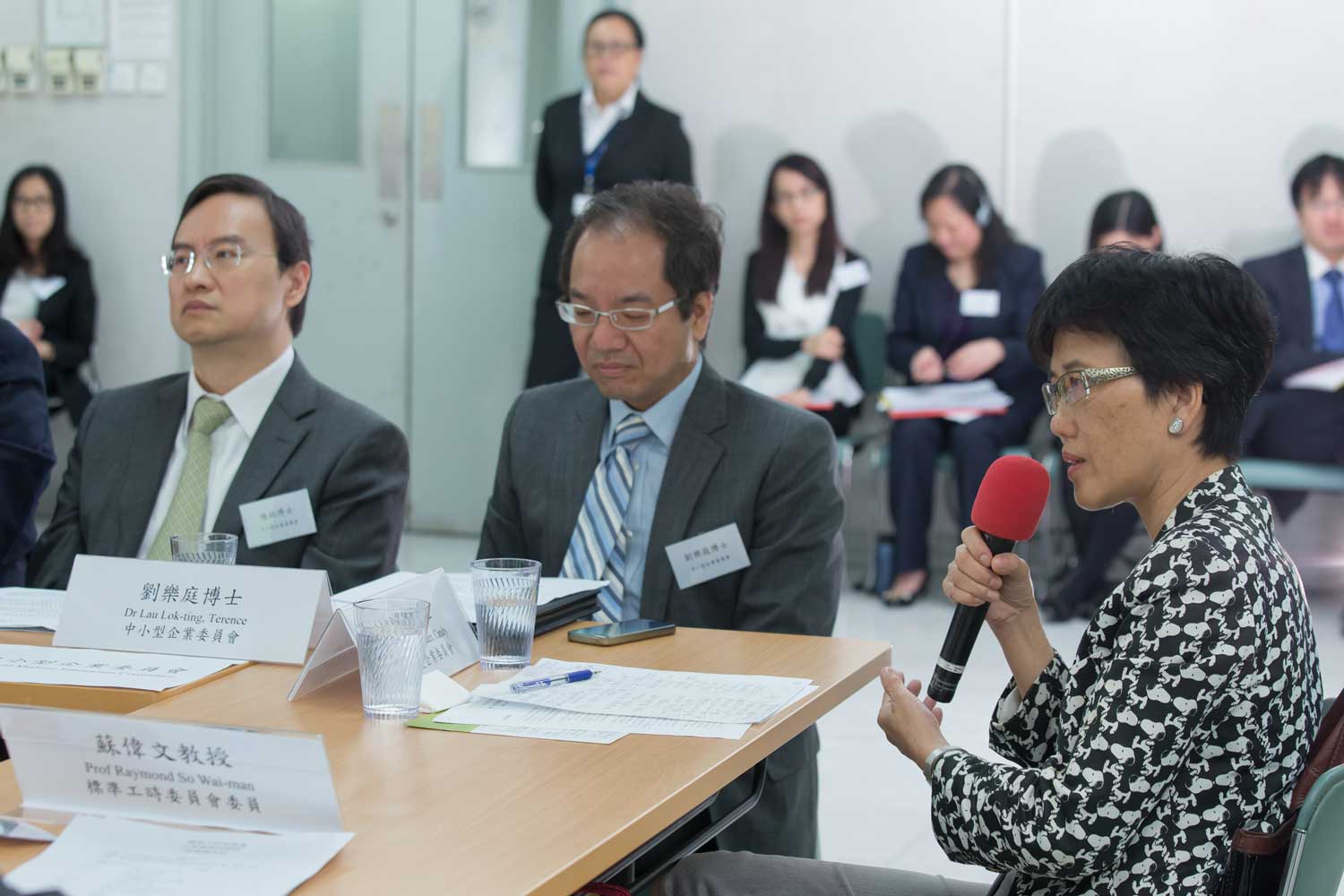 圖片5:中小型企業委員會委員於2014年5月15日出席諮詢座談會，向標準工時委員會反映中小企業對訂立標準工時的意見。