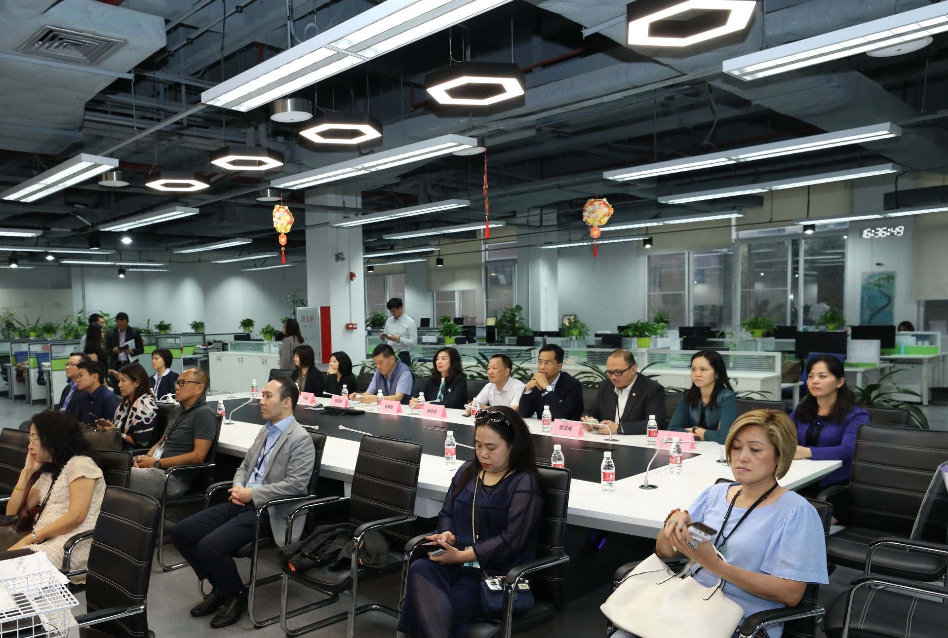 香港特別行政區工業貿易署、中小型企業委員會與基本法推廣督導委員會工商專業界工作小組今日（六月十三日）舉辦廣州考察團。圖示考察團參觀羊城創意產業園。