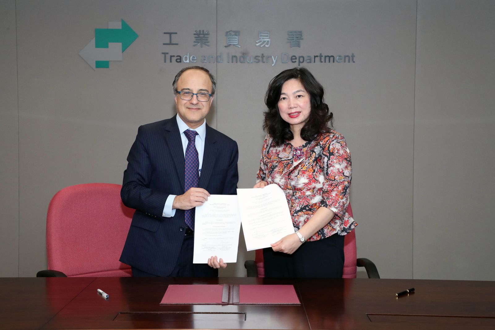 根據香港與智利所簽訂的《自由貿易協定》而成立的自由貿易委員會今日（九月六日）在香港完成首次會議。委員會通過在《自由貿易協定》下成立的爭端解決仲裁小組的程序規則。圖示工業貿易署署長甄美薇（右）與智利國際經濟關係總司司長Felipe Lopeandia （左）交換簽署文件。