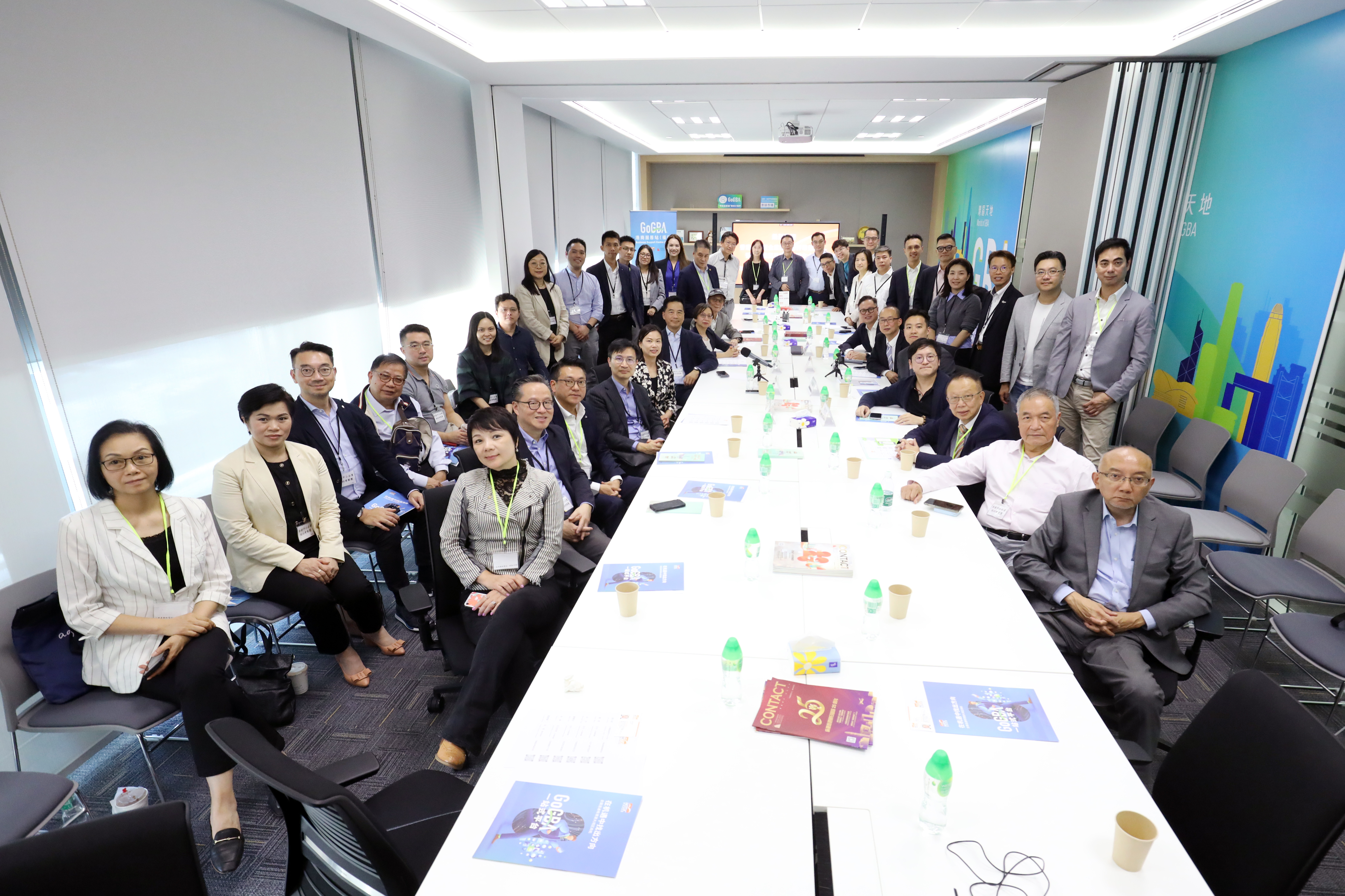 工業貿易署、中小型企業委員會與香港特別行政區政府駐深圳聯絡處今日（十一月一日）舉辦「香港中小企業深圳考察團」，到訪香港貿易發展局位於深圳的大灣區服務中心並與在粵港澳大灣區成功創業的香港青年企業家交流。