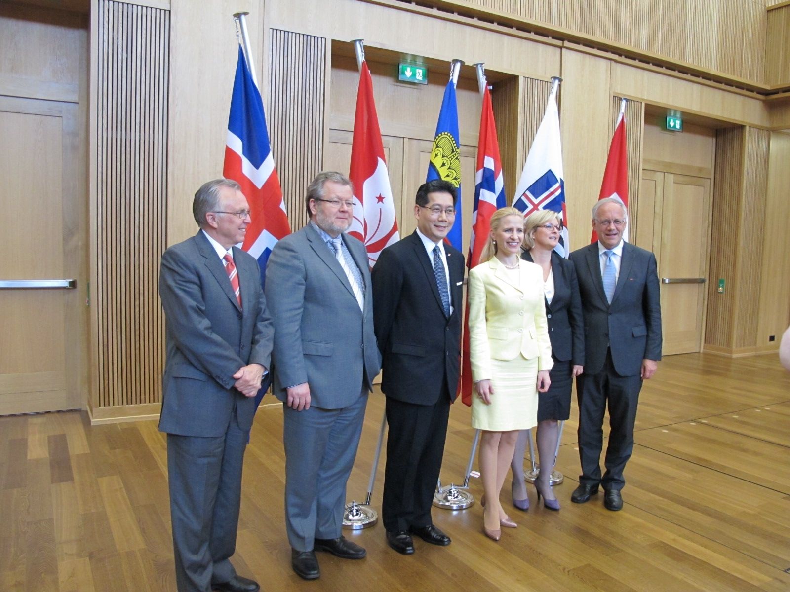 Group photo of Mr So and other signatories, including Minister for Foreign Affairs and External Trade of Iceland, Mr Ossur Skarphedinsson (second left) ; Minister of Foreign Affairs of Liechtenstein, Dr Aurelia Frick (third right) ; State Secretary of the Ministry of Trade and Industry of Norway, Ms Rikke Lind (second right) ; and Federal Councillor and Head of the Federal Department of Economic Affairs of Switzerland, Mr Johann N Schneider-Ammann (right). 